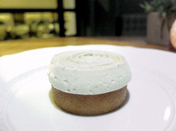 Tourbillon: ossia tourbillon di crema alla vaniglia, biscotto pralinato di mandorla suprema
