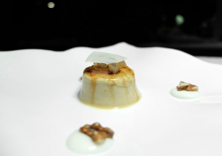Crème brûlée alla liquirizia, noci, cedro e provolone del Monaco. Un passaggio salato-dolce
