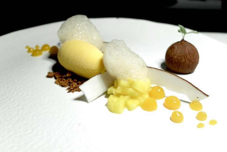 Mousse di cioccolato Orelys, muscovado, crumble al cacao, mango confit, aria di liquirizia e sfera di cocco
