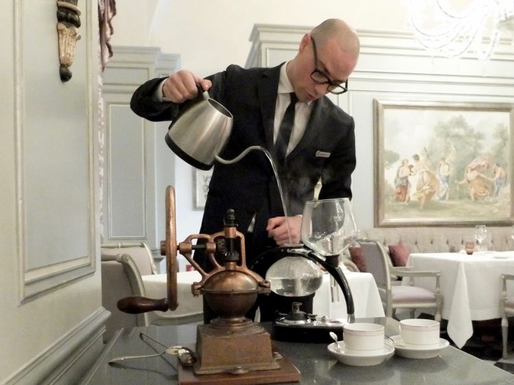 Daniele Bilancetti, maître de Il Palagio, prepara il caffè
