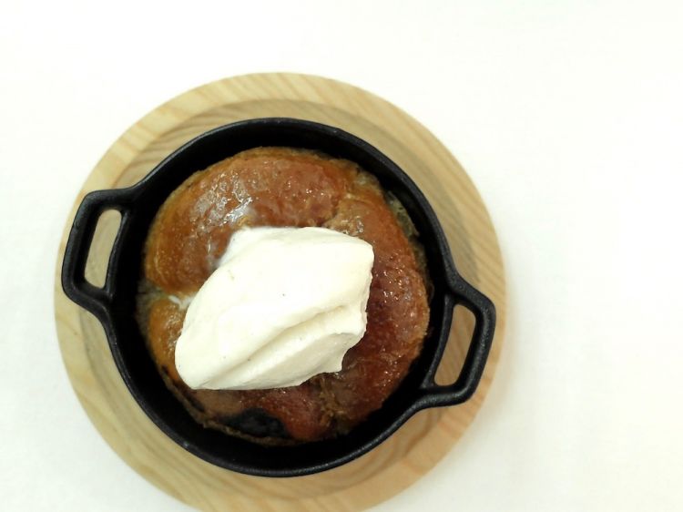 Babà, rum brulée, vaniglia. È realizzato caldo sul momento con il rum bollente a glassare l'impasto
