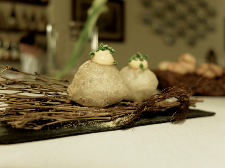 Mondeghili in tempura, salsa di soia, erba cipollina, polvere di yuzu. Molto buoni