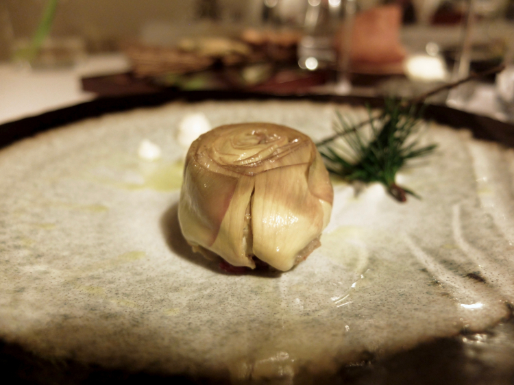 Un carciofo con un cuore: carciofo ripieno di tataki di manzo, aringa affumicata, maionese al rafano, olio agli aghi di pino. Il gambo del carciofo è servito in tempura e ricoperto di miglio, a parte (foto successiva). Ok, da quando abbiamo mangiato il carciofo di Gianluca Gorini (leggi Gianluca Gorini, grande cucina italiana), ogni altro ci appare meno interessante. Ma questo è davvero buono