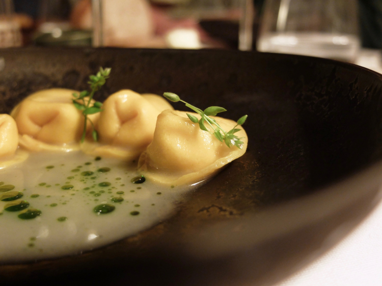 Ravioli "antica ricetta Cascina Guzzafame": con ricotta vaccina, camomilla, salsa di siero di latte, estratto di erbe appena tagliate
