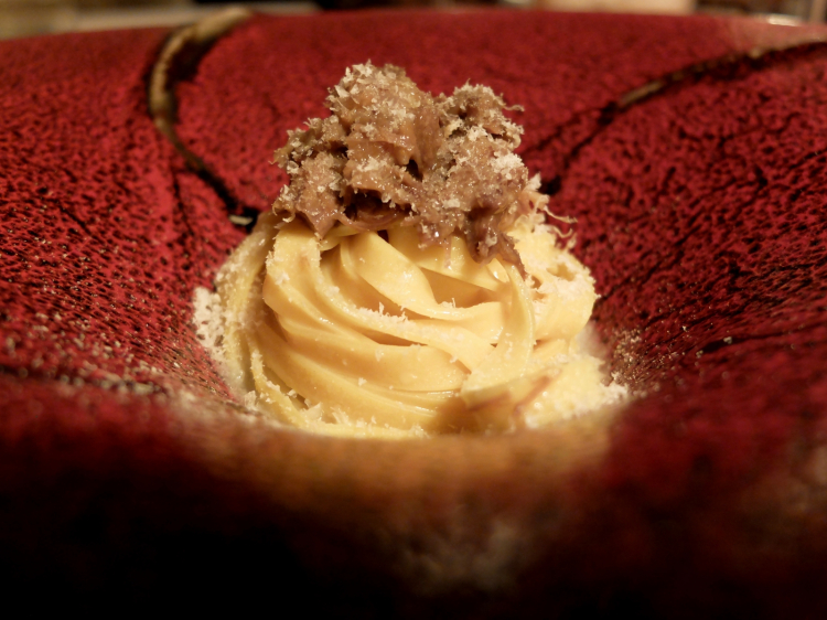 Un piatto assoluto: Tagliatelle al ragu allo tsukemen. Di base sono delle (squisite) tagliatelle all'uovo, italian style, con ragù di coda, fondo ristretto e una spolverata di tori-bushi (ossia un katsuobushi, ma non di tonno, bensì ottenuto da carne di pollo essiccata in modo particolare). A parte vengono portati tre gusci di noce (foto successiva) contenenti olio all'anice, gambi di cerfoglio e yuzukoshō. Si aggiunge a piacere e il piatto si trasforma, decolla e dall'Italia fa il giro del mondo. Ed è ancor più delizioso. Assolutamente geniale
