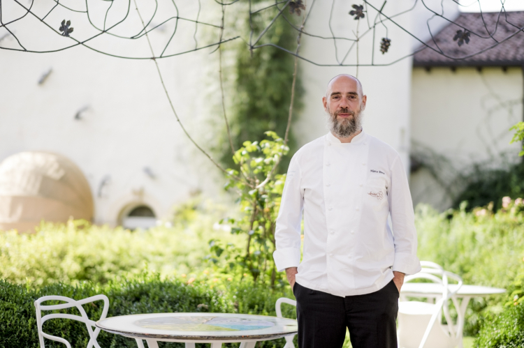 Lo chef Marco Perez nel bel giardino del Byblos Art Hotel, dove si trova l'Amistà 33
