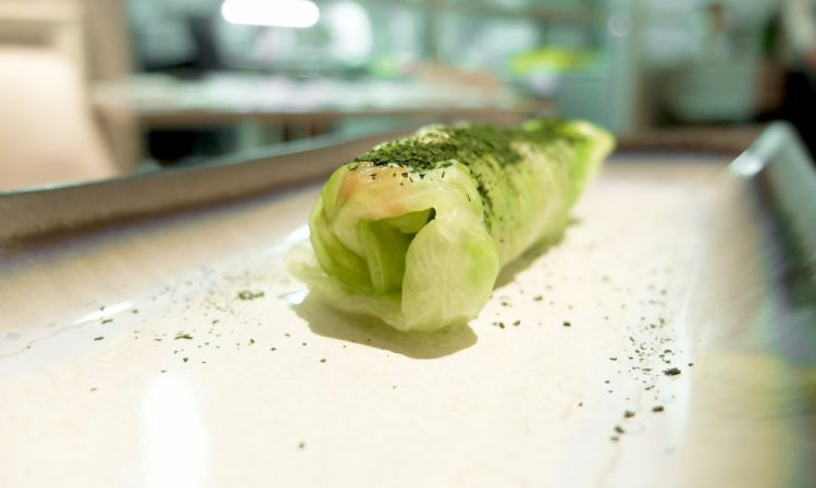 L'altro foie gras: Foglia di iceberg, foie gras, verza salata, lime. Questo piatto fa parte del menu delle tapas, disponibili a pranzo
