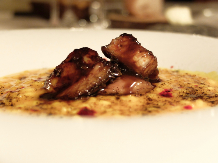 Risotto zafferano, liquirizia, anguilla e fegato grasso. S'è acceso un dibattito tra commensali gourmet, su questo piatto. Che non è un classico risotto al'italiana, semmai una sua declinazione vista con altri occhi: il risotto in sé ha un gusto meno ricco per sposare con più delicatezza i veri protagonisti, ossia anguilla e foie gras. Alla fine, comunque, una proposta dal sapore muscoloso, pieno, quasi border line, ma piacevole
