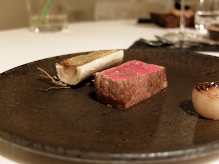 Ed ecco il piatto, con midollo gratinato, cipollina arrostita, brodo di fieno