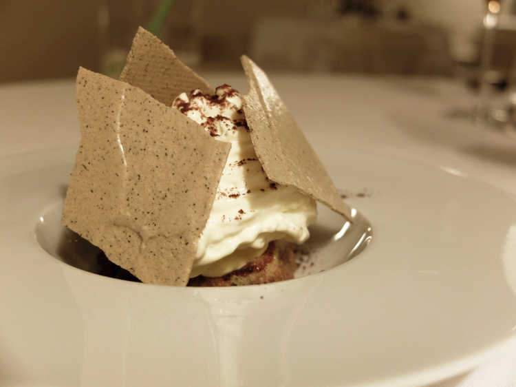 Tiramisù: scaglie di meringhe al caffè, spuma di mascarpone, gelato al Marsala 1956, pan brioche caramellato inzuppato nel caffè. Una rivisitazione del classico dolce italiano, originale e molto molto buono