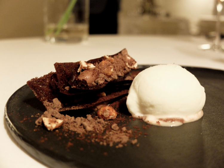 Assolutamente deliziosa la Millefoglie di tegole, cremoso di cioccolato, nocciole caramellate, gelato salato al fumo. Straordinario finale