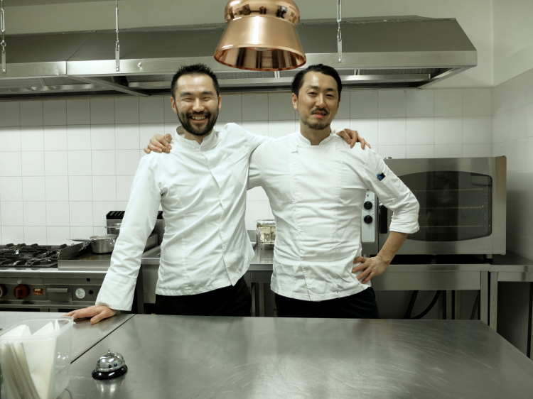 Lo chef Takeshi Iwai col sous Shimpei Moriyama