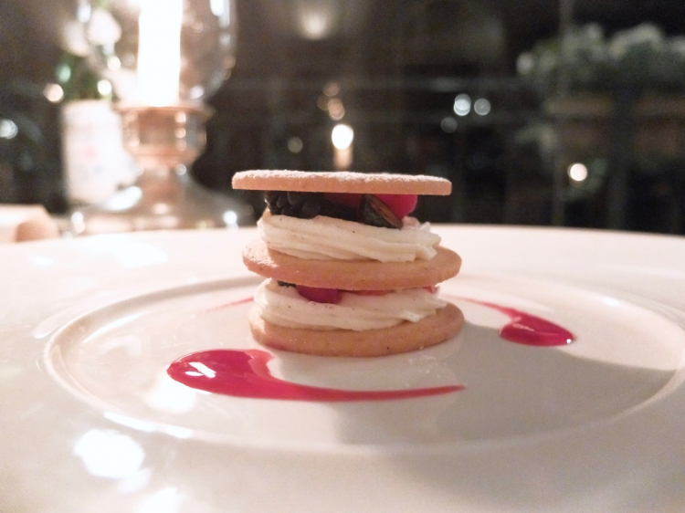 Millefoglie di ovis mollis, crema al mascarpone e frutti di bosco