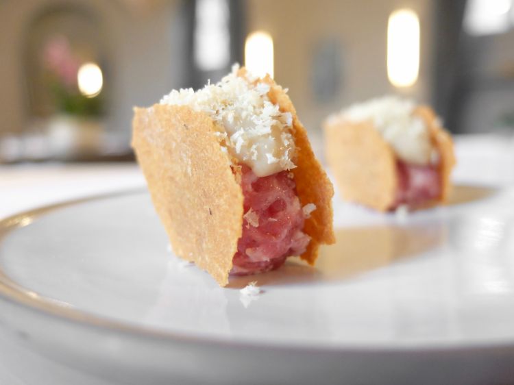 Buonissimo il Sandwich di salsiccia di Bra, acciughe, nocciole