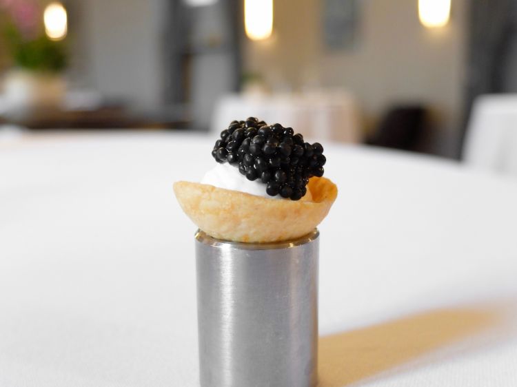 Tartelletta con panna acida, caviale affumicato di aringa