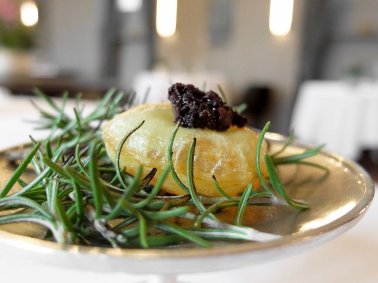 Pommes de terre soufflées: patate cotte nell'olio, crema di olive nere
