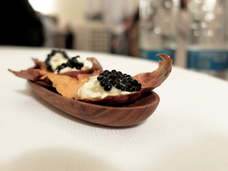 Insalata di patate su buccia di patata croccante, caviale di muggine e aringa
