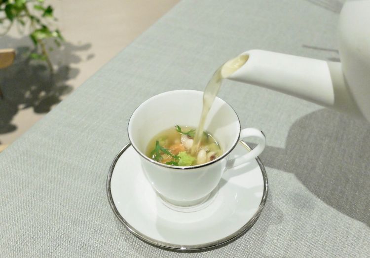 Minestrone di verdure contemporaneo. «È ciò che meglio rappresenta la mia ricerca culinaria. Mi appare come un’opera d’arte poiché unisce tutte le regioni italiane, da Nord a Sud; si adatta alle stagioni seguendo le disponibilità del mercato; ed è contemporaneo nella misura in cui rispetta la cottura di ogni singolo ingrediente, mantenendone le consistenze al palato». Le verdure croccanti sono bagnate con un brodo di pomodoro
