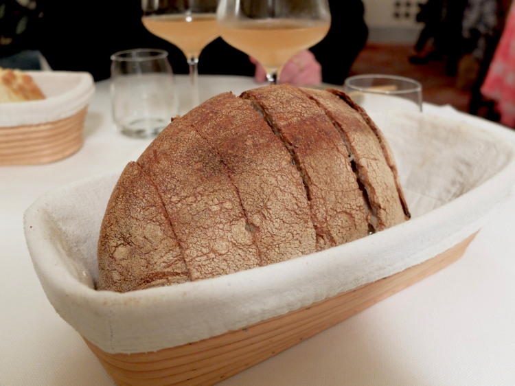 Ottimo pane maison. Contiene una piccola percentuale di farina di Verna, antica varietà di grano tenero di origine toscana
