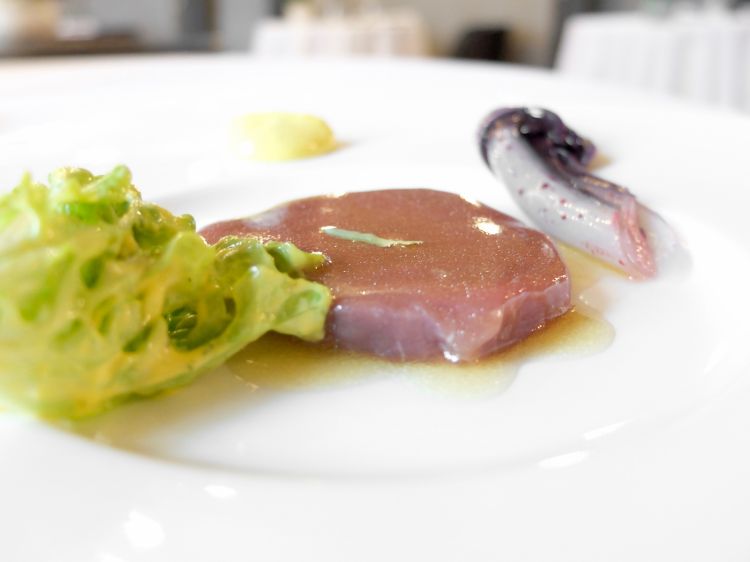 Un piatto potenzialmente straordinario, tipo signature dish, serve solo un'ultima messa a punto: Filetto alla Torrengo, dedicato a Massimo Torrengo, della Trattoria del Bivio di Cerreto Langhe, poco distante. Lui cuoce il filetto di fassona nel forno a legna, per dargli quel sentore di affumicato. Boffa è contemporaneo: filetto marinato e affumicato a crudo, di enorme bontà, con estratto di cipolla, burro nocciola a sua volta affumicato, radicchio in acquacottura, salsa bernese, cuore di lattuga condito con la bernese. La parte grassa è un poco eccessiva, rompe l'equilibrio tra le componenti aromatiche: pulendo quella, è un assaggio strepitoso