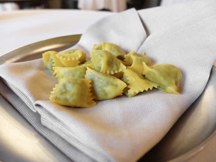 Plin al tovagliolo: ripieno senza carne di coniglio e maiale, ma con tre tagli del vitello: stinco, cappello del prete e pancia. Boffa dimostra di essere forte anche con la tradizione