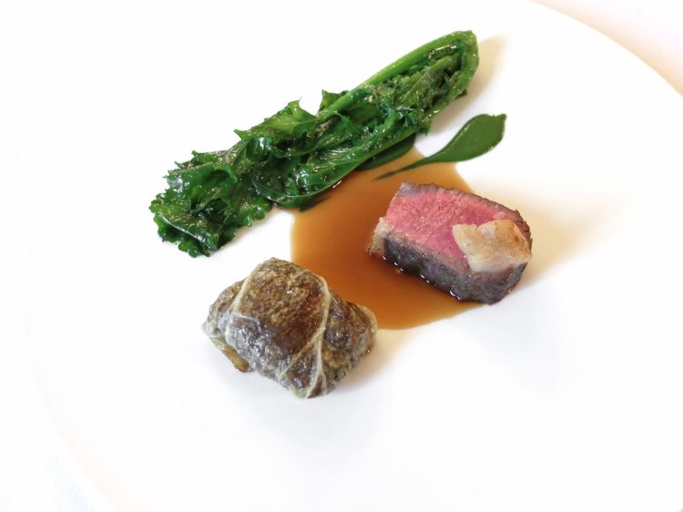 Il piatto è Montone, caponet, cime di rapa