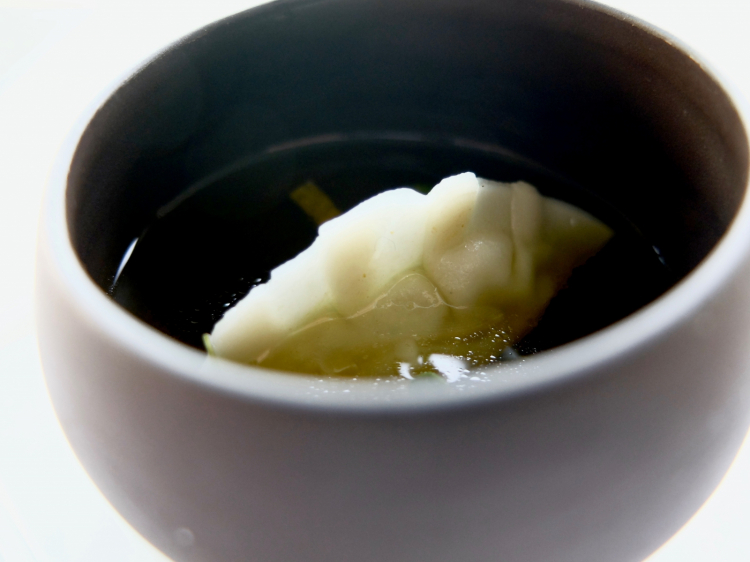 Raviolo cinese, ragù di razza e limone di Sorrento grigliato
