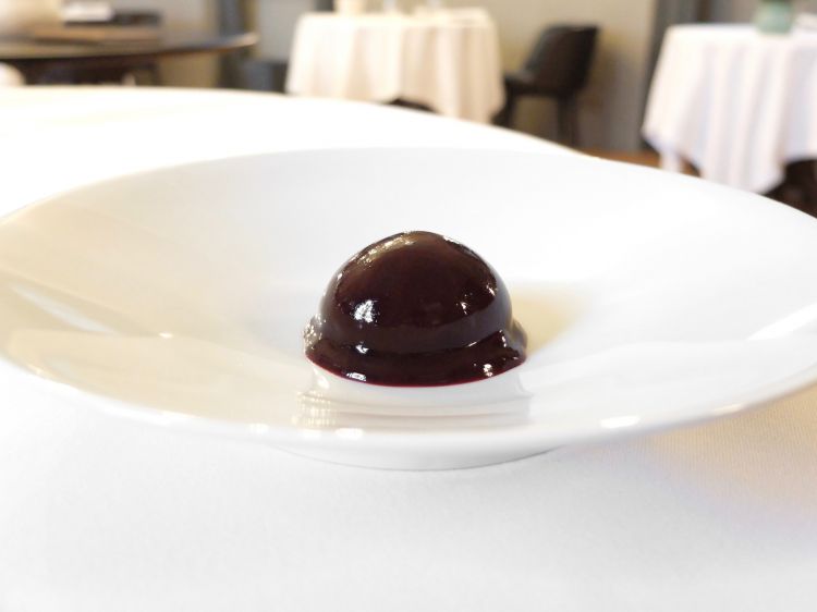 Cioccolato e cassis: cioccolato Araguani 72% Valrhona, sorbetto di cassis, barbabietola, biscotto al vapore