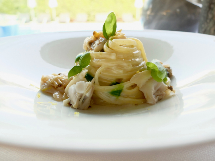 Linguina parmigiano e basilico, tartufi di mare cotti e crudi, limone di Sorrento