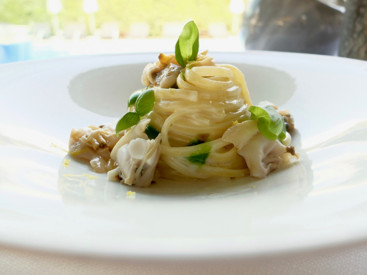 Linguina parmigiano e basilico, tartufi di mare cotti e crudi, limone di Sorrento
