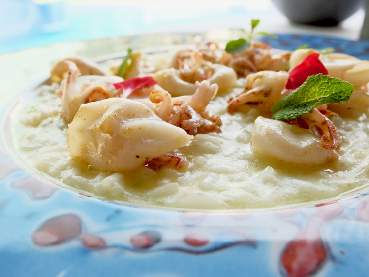 Risoto calamaretti, zenzero e lime, mozzarella ed erbe di campo
