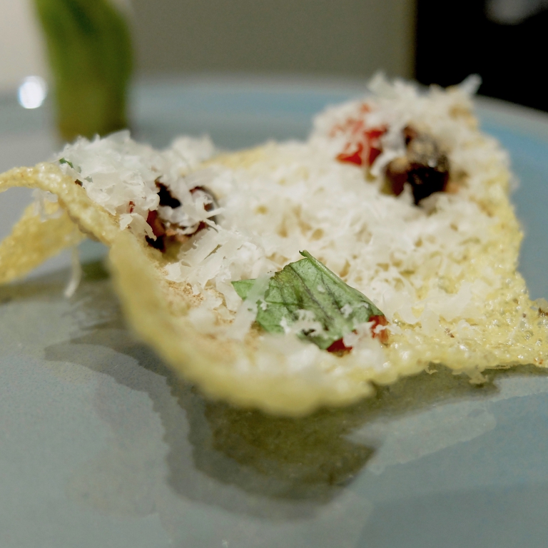 Cialda di mais fritta, acciuga, pomodoro e olive. Loro la chiamano «la nostra polenta terrona»