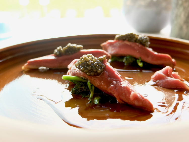 Piccione di Laura Peri e caviale osetra, cime di rapa e colatura di alici. In due servizi, qui il petto...
