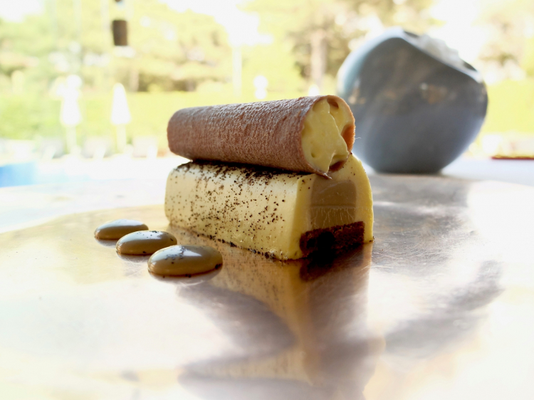 Tiramisù, salsa di cappuccino, cannolo di pasta sigaretta