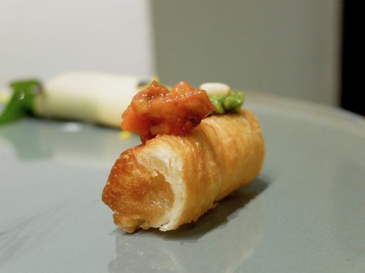 Youtiao e caponata. Lo youtiao è un lungo pezzo di impasto fritto in olio consumato tipico della colazione cinese
