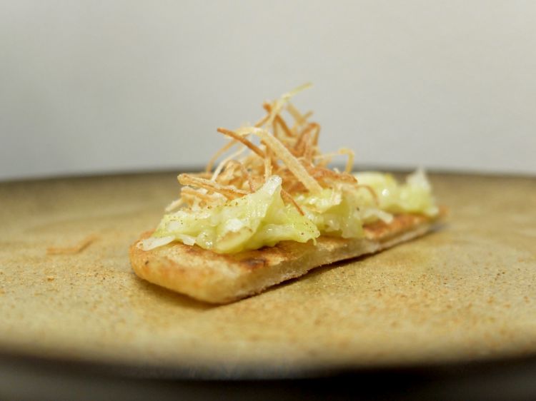 Piadina al cipollotto con porro fritto, porro saltato e polvere di porro, gustosissima. L'impasto della piadina incorpora burro nocciola e cipollotti