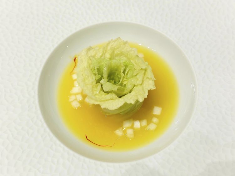 Bello e buono il Cavolo cinese, brodo di cappone e prosciutto, parmigiano e zafferano
