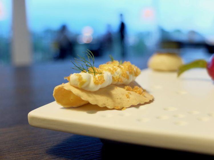 Prima ancora degli assaggi Il nostro inizio, che complessivamente sono già un piatto, altri appetizer veri e propri: qui Brigidino salato, ricotta di bufala, bottarga ed erbe
