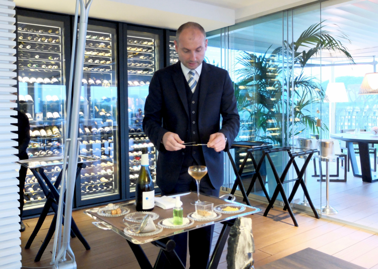 Sokol Ndreko prepara un cocktail: Petit Beaufort, liquirizia, olio essenziale di bucia di limone, assenzio
