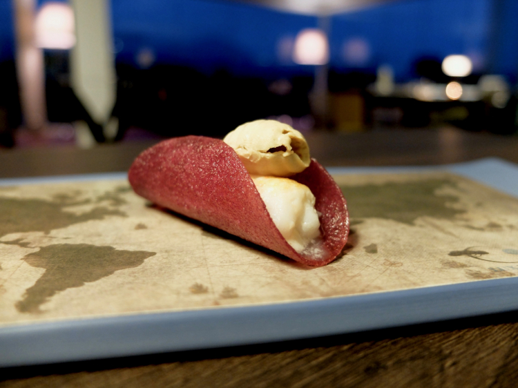 Around the world in a bite, molto buono: tacos di patata viola allo yuzu, scampo scottato, crema di burrata, foie gras