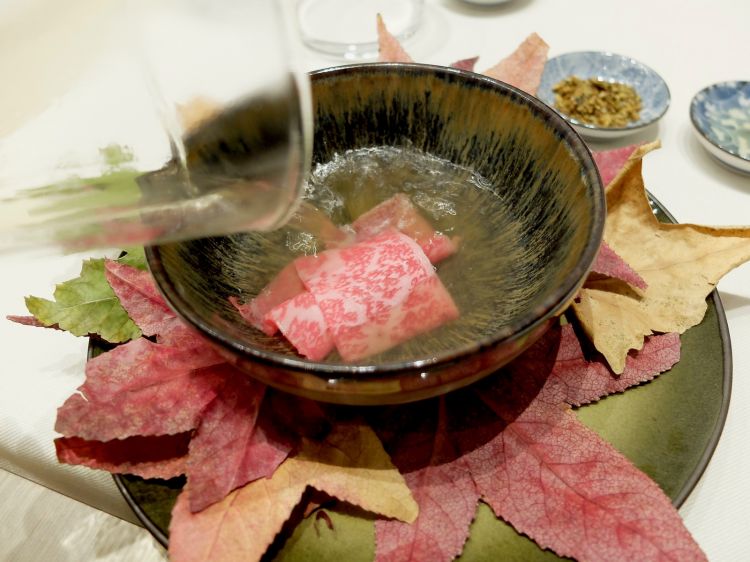 Servito bollente, va a "cuocere" del wagyu, lieve sconfinamento dalla Cina al Giappone: è il Wagyu Hot Pot. A parte, in due ciotoline, altrettanti condimenti: fiocchi di verdure secche e olio di cipollotto e sesamo. Piatto straordinario, dal gusto pieno, lungo, ricco, armonico. Già di suo il brodo è eccezionale