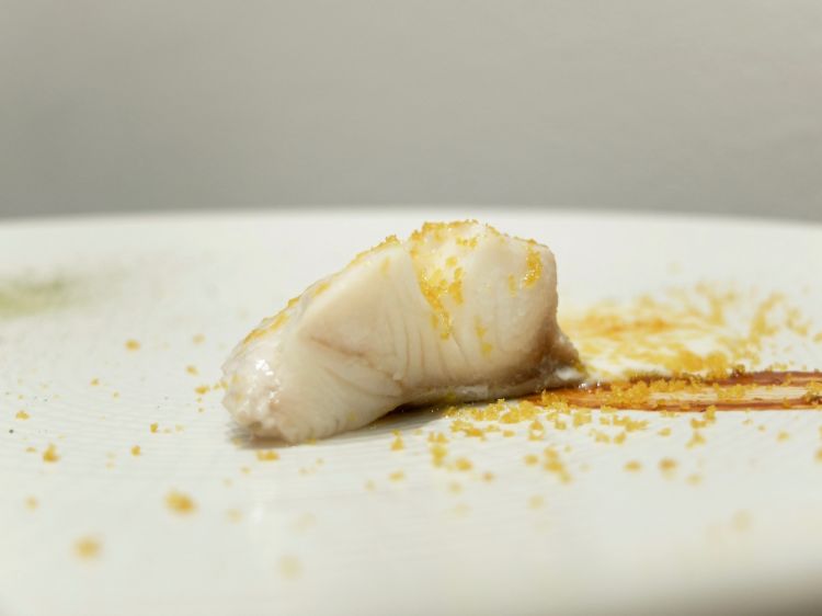 Buono anche il Black cod confit, salsa al latte di mandorle, bottarga, polvere di aneto e tofu fermentato. Sorprende anche qui l'esattezza al palato, l'ottimo bilanciamento tra note sapide e dolci
