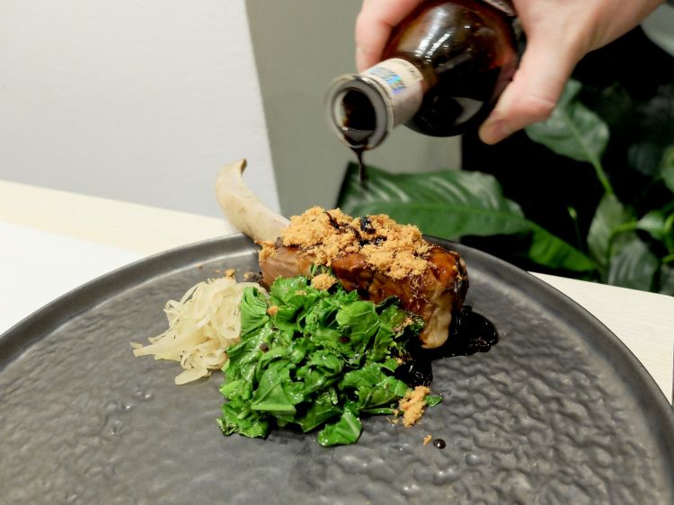 Costina di maiale, cavolo cappuccio fermentato, cime di rapa, ciccioli speziati e aceto balsamico tradizionale. Il piatto è godibile, ma abbiamo una nota critica: al termine di un percorso così lungo e complesso, è fin troppo pieno, ricco di sapori. Da menu à la carte più che da degustazione