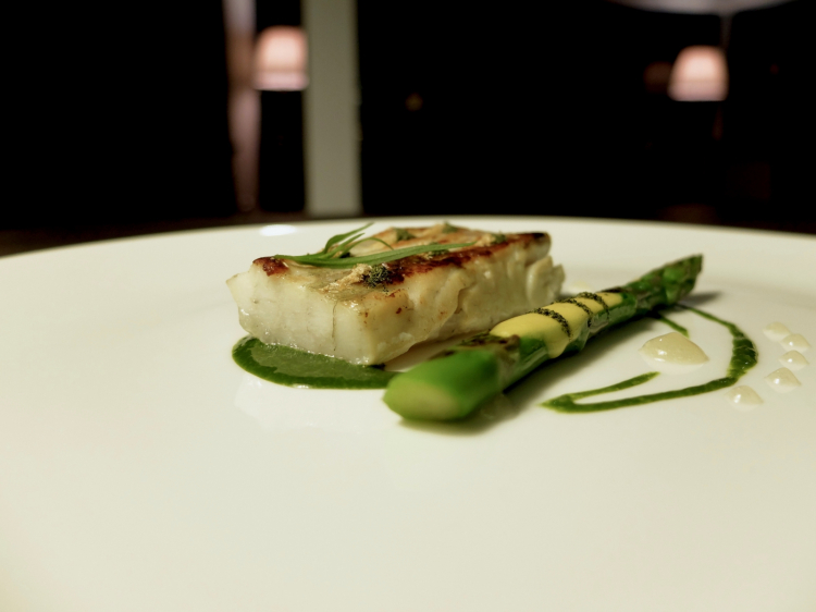 Rombo scottato al burro d’acciuga con asparagi e salse olandese e al dragoncello
