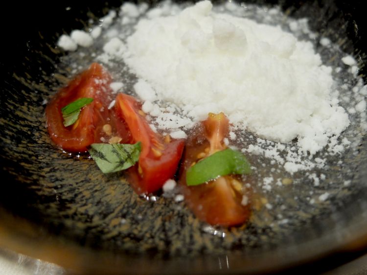 Caprese: granita di latte di bufala, pomodori sciroppati, succo di sambuco e foglie di basilico. Un'idea
