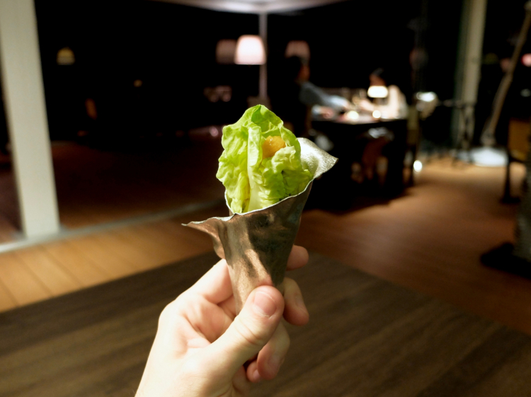 Le forte note vegetali, intriganti, del piatto precedente sono amplificate in L’insalata: un cuore di lattuga con curcuma al tamarindo e tuorlo d'uovo