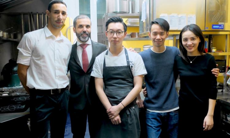 Lo staff di Serica. Da sinistra Daniel Dellolio, Alfonso Bonvini, chef Chang Liu, i patron Mauro ed Elisa Yap