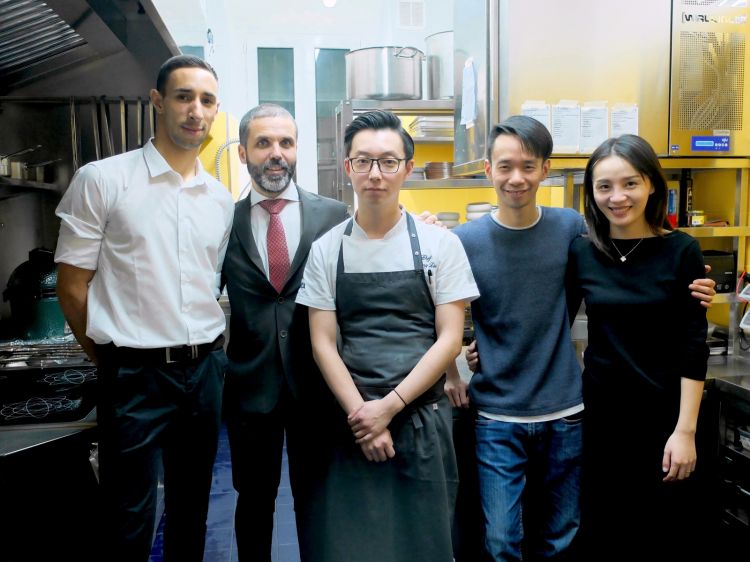 Lo staff del Serica. Da sinistra Daniel Dellolio, Alfonso Bonvini, chef Chang Liu, i patron Mauro ed Elisa Yap
