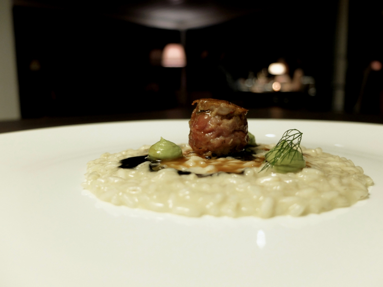 Strepitoso il Risotto al finocchio e galanga con avocado e salsiccia d’anatra. Il finocchio è fermentato e bruciato