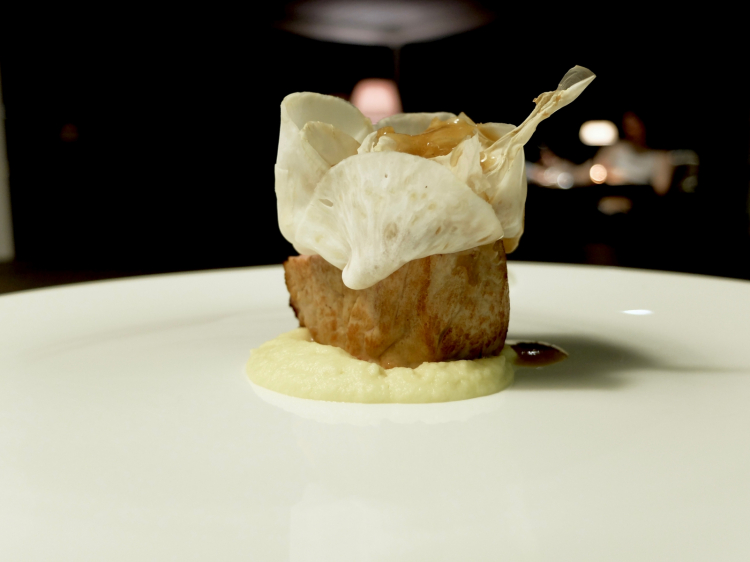 The cow con variazione di sedano rapa e genziana. Termina la triologia dedicata al vitello, riprendendo alcuni elementi del brodo. Qui il sedano rapa è marinato, croccante e in crema